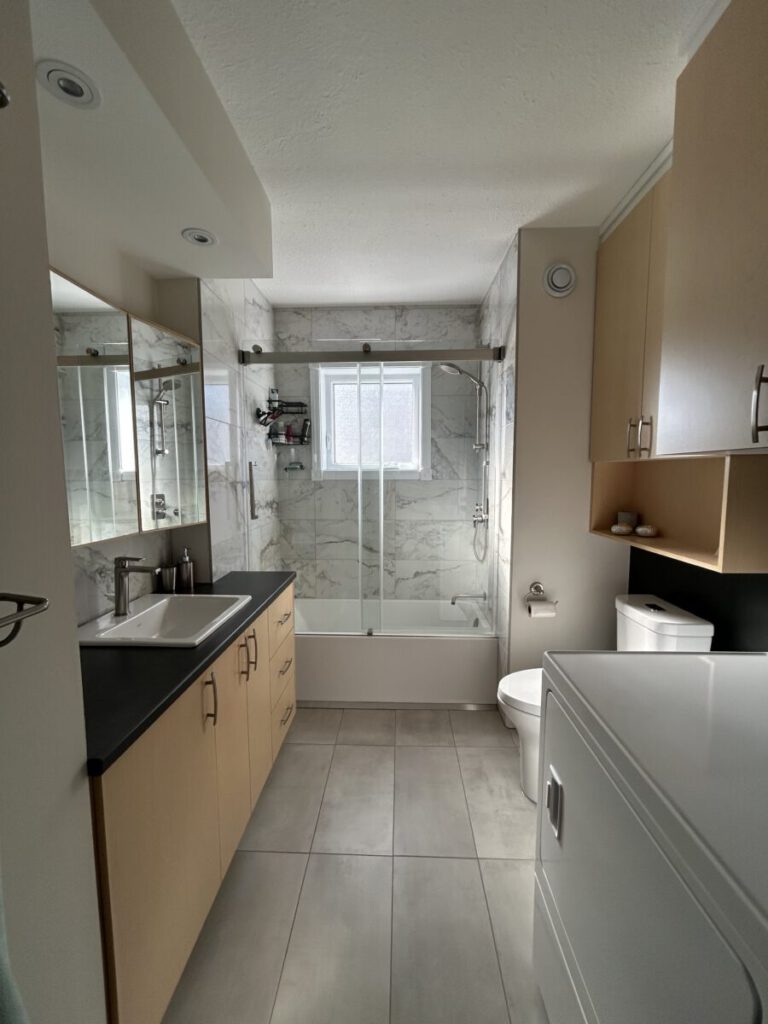 Salle de bain aux 3 miroirs