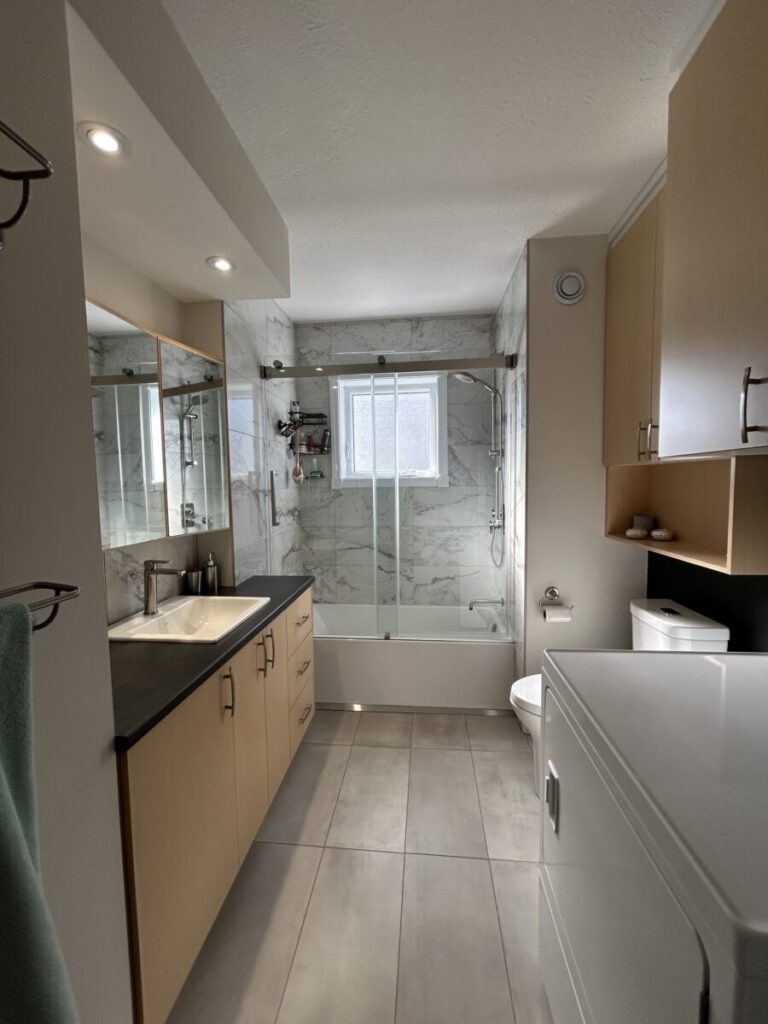 Salle de bain aux 3 miroirs