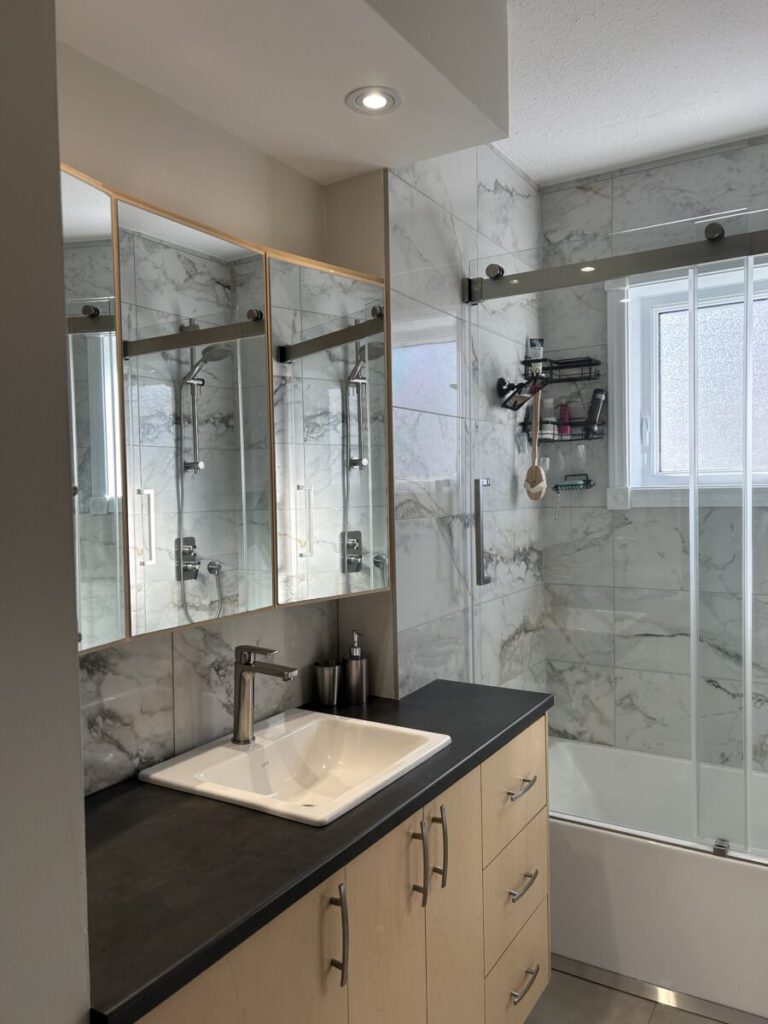 Salle de bain aux 3 miroirs