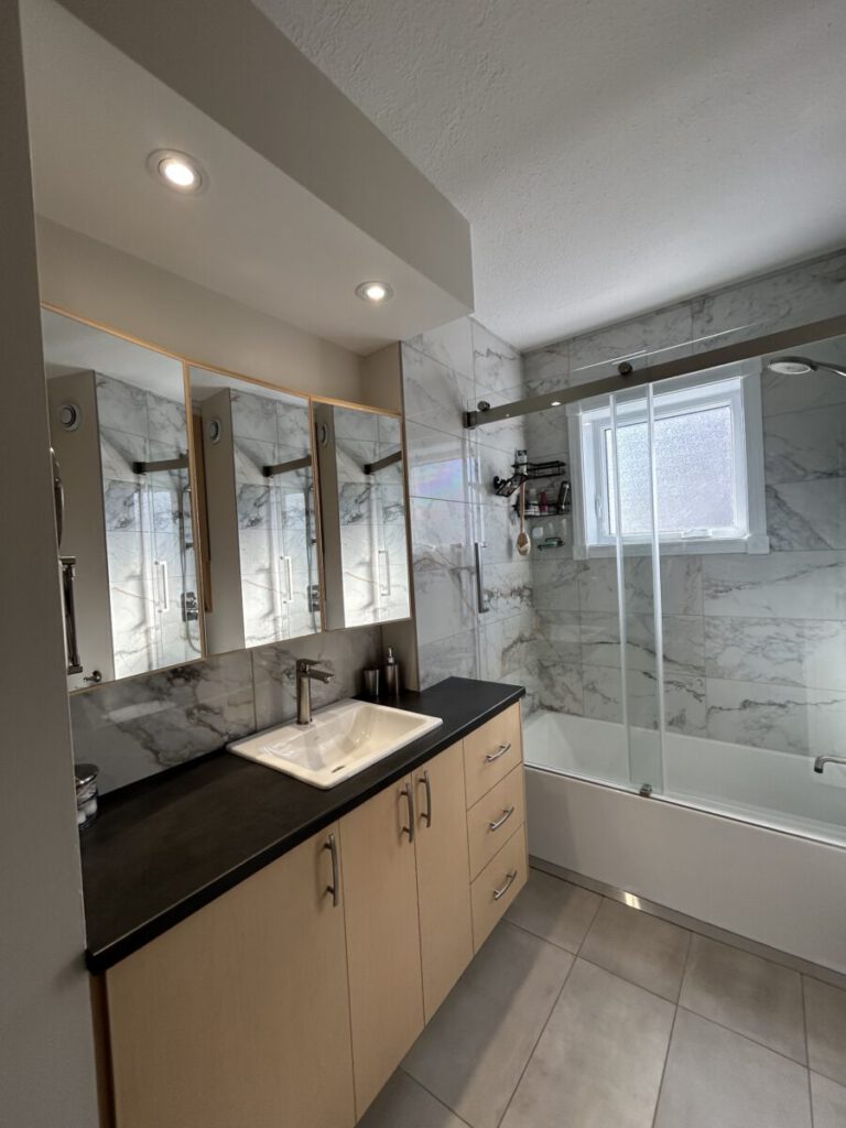 Salle de bain aux 3 miroirs