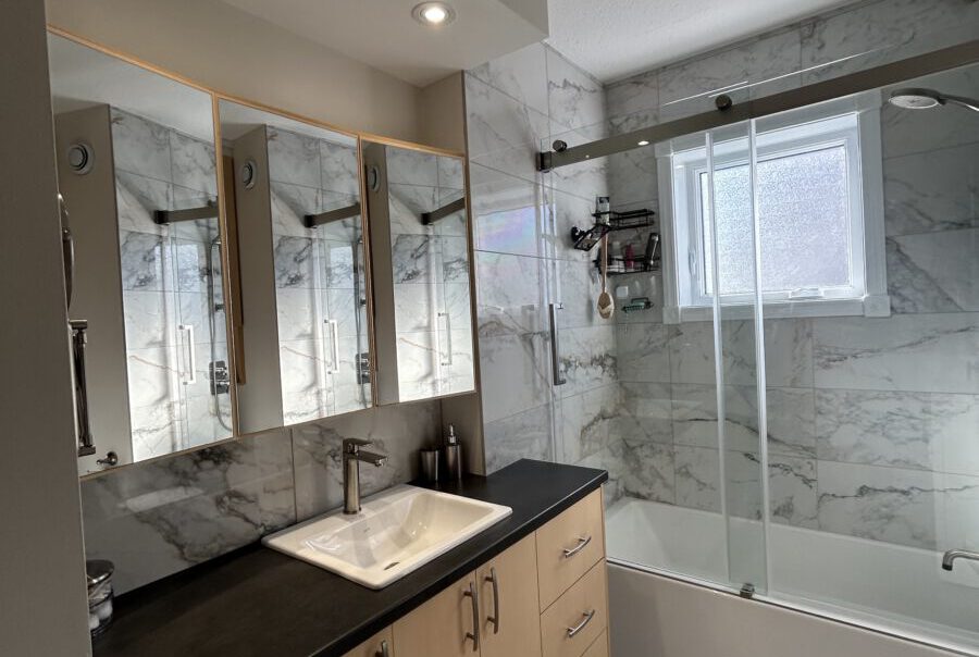 Salle de bain aux 3 miroirs