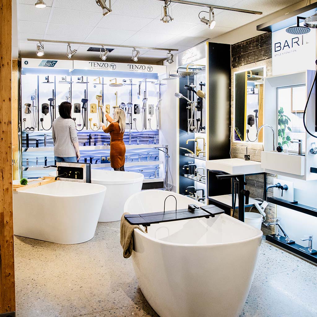 Démonstration d'un robinet de douche à la boutique Eau salle de bain